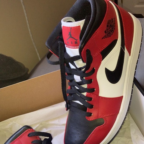 Jordan 1 mid Chicago toe